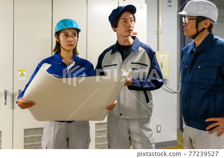 People working in the factory 77239527
