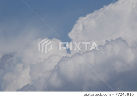 I looked up at the sky above Rokugo Bank on a sunny day 77243910