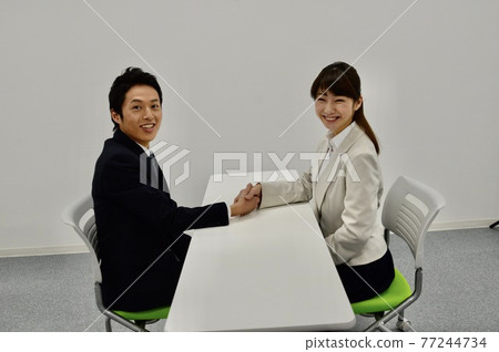 簽訂契約握手的男女 77244734