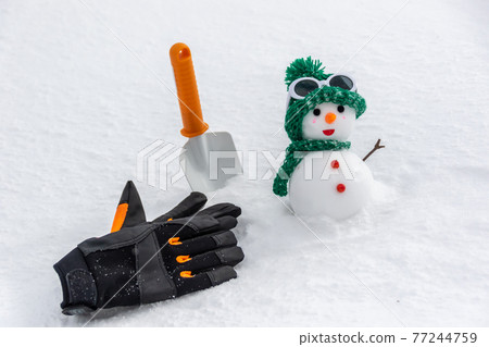 Building a Snowman Building a Snowman 77244759