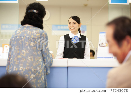 銀行業務員窗口業務形象 銀行業務員窗口業務形象 77245078