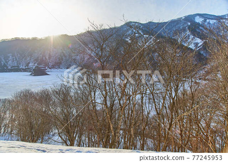 3月岩手縣西若町錦州湖雪景 77245953