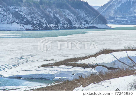 3月岩手縣西若町錦州湖雪景 77245980