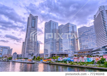 櫻木町、橫濱地標塔和日落的城市景觀 77246848