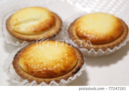 新鮮出爐的奶酪餡餅 新鮮出爐的奶酪餡餅 77247281