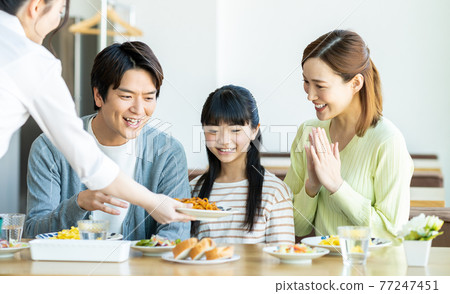 家庭餐廳年輕的家庭和員工 77247451