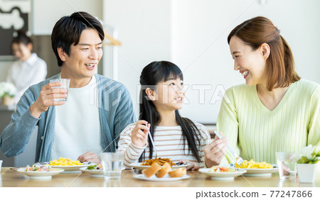 外出就餐的年輕家庭 77247866