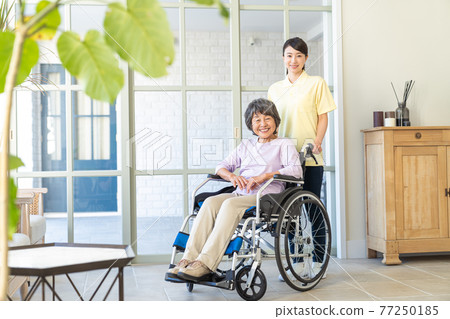 年輕的助手和高級婦女依sn 77250185