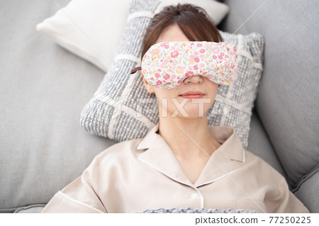 一個女人在客廳裡隆隆聲 77250225