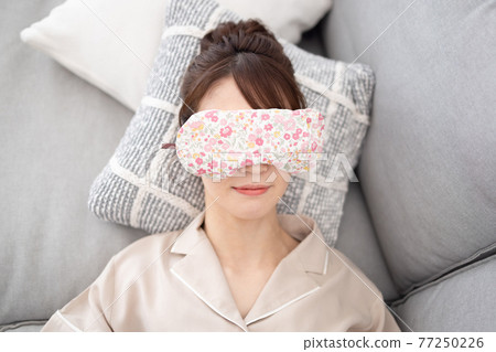 一個女人在客廳裡隆隆聲 77250226