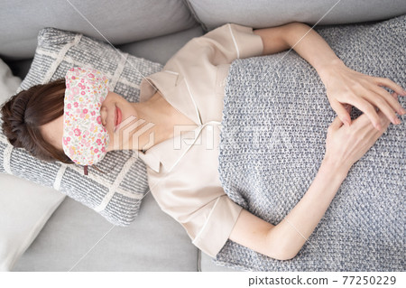 一個女人在客廳裡隆隆聲 一個女人在客廳裡隆隆聲 77250229