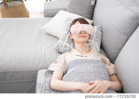 一個女人在客廳裡隆隆聲 一個女人在客廳裡隆隆聲 77250230