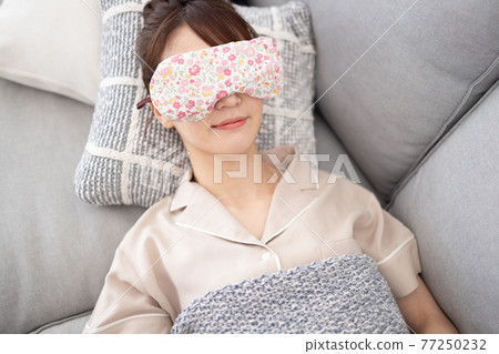 一個女人在客廳裡隆隆聲 一個女人在客廳裡隆隆聲 77250232