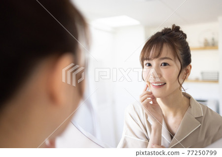 照鏡子的可愛女人 77250799