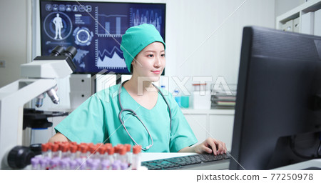 doctor use computer to work 77250978