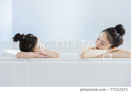 與父母和孩子一起沐浴生活方式 77252071