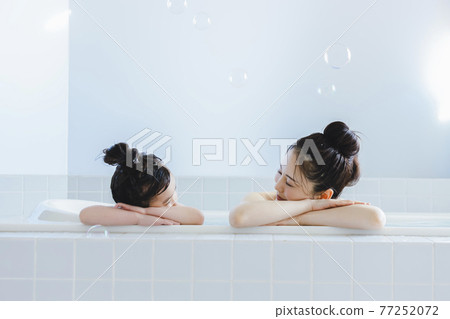 與父母和孩子一起沐浴生活方式 77252072