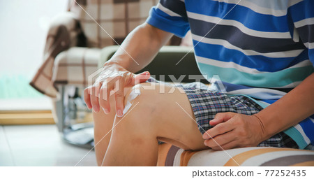 elder man has knee pain 77252435