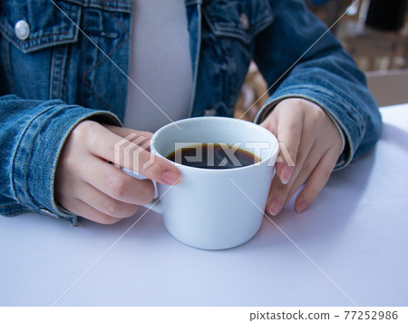 一個女人喝咖啡 一個女人喝咖啡 77252986