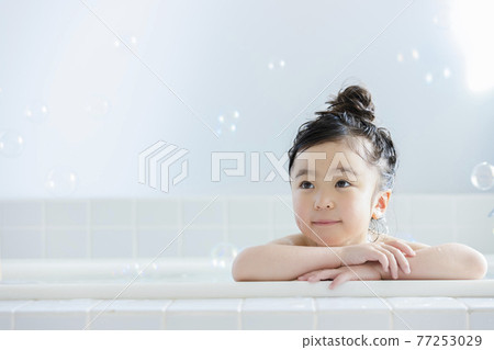 女童洗澡時間 77253029
