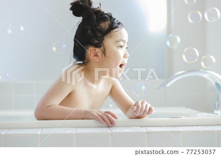 女童洗澡時間 77253037