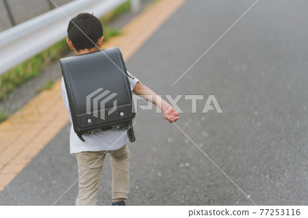 primary school child, schoolchild, schooler 77253116