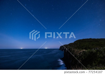 《Ikitsuki Island, Nagasaki Prefecture》 The Big Dipper and the cliffs of Shiodawara 77254187