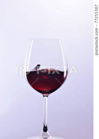 Shake red wine Shake red wine 77255307