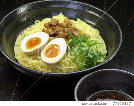 叉燒和煮雞蛋蘸醬麵 叉燒和煮雞蛋蘸醬麵 77255357