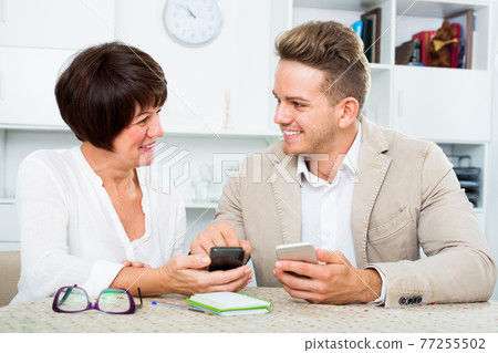 Mother and son with smartphones 77255502