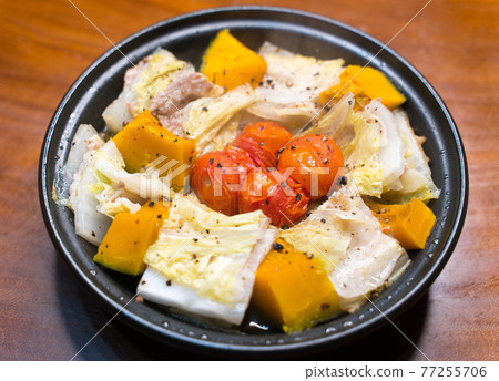 Steamed pork belly and vegetables with tagine 77255706