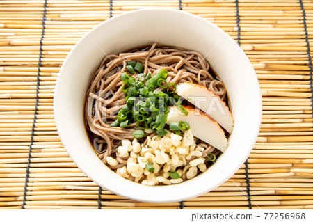 顏射蕎麥麵(冷)。夏季圖像與竹百葉窗。 顏射蕎麥麵(冷)。夏季圖像與竹百葉窗。 77256968