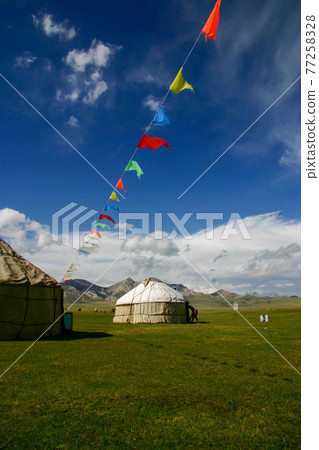 傳統游牧民居蒙古包，彩旗隨風飄揚 77258328