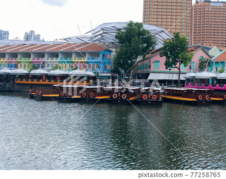 色彩繽紛的餐廳 色彩繽紛的餐廳 77258765