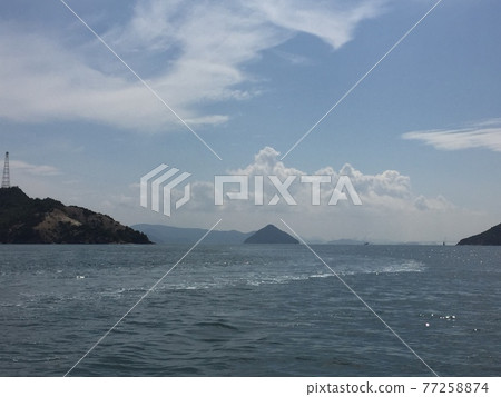 從宇野港到大津直島和從渡輪上看到的瀨戶大橋 從宇野港到大津直島和從渡輪上看到的瀨戶大橋 77258874