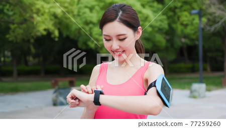 sport woman use fitness tracker sport woman use fitness tracker 77259260