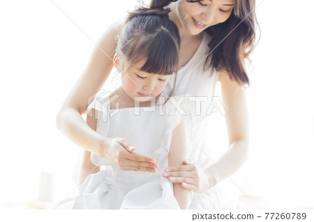 Parents and children doing skin care 77260789