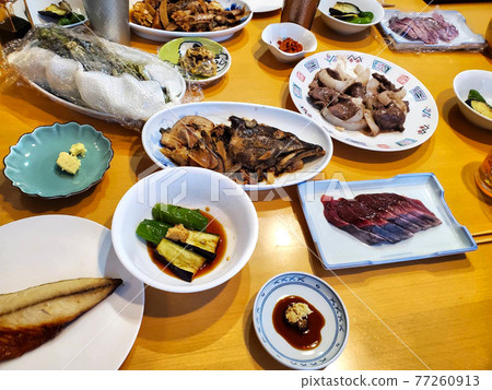 Dining table for a two-family family during the Reiwa era 77260913