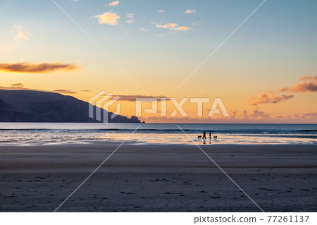 Kiltoorish bay beach between Ardara and Portnoo in Donegal - Ireland. 77261137