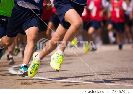 賽跑和接力腿在運動會上轉彎跑道 77262002