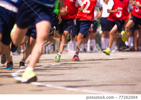在運動會和運動會上跑彎道和田徑比賽的腿 在運動會和運動會上跑彎道和田徑比賽的腿 77262004