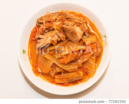 拍攝盤子裡的韓國蒸豬肉泡菜。 77262592
