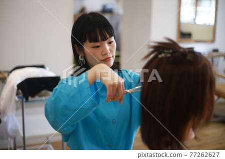 美髮師練習剪頭髮的圖片 美髮師練習剪頭髮的圖片 77262627