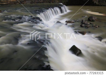 江原道、鐵原郡、直湯瀑布、杜鵑花、水、瀑布 江原道、鐵原郡、直湯瀑布、杜鵑花、水、瀑布 77263315