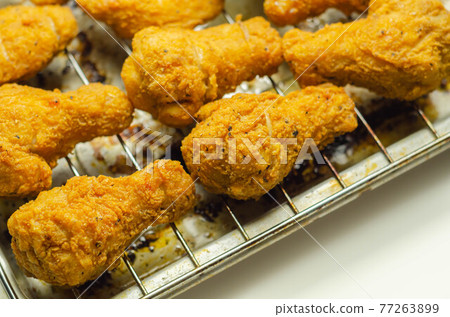 Southern crispy battered fried chicken wings, deep-fried chicken wings on the metal tray Southern crispy battered fried chicken wings, deep-fried chicken wings on the metal tray 77263899