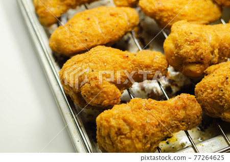 Southern crispy battered fried chicken wings, deep-fried chicken wings on the metal tray Southern crispy battered fried chicken wings, deep-fried chicken wings on the metal tray 77264625
