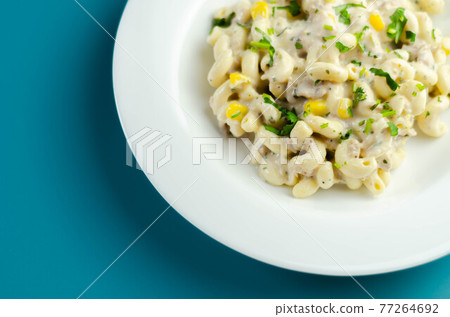 Cooked pasta with flaked tuna and sweetcorn in mayonnaise dressing Cooked pasta with flaked tuna and sweetcorn in mayonnaise dressing 77264692