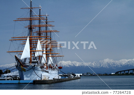 Kaiwo Maru_Tateyama Mountain Range_Shinminato Bridge_Toyama New Port 77264728