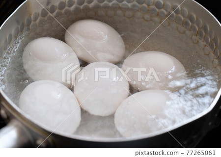 Make a boiled egg Make a boiled egg 77265061