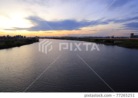 荒川夜景、西新井大橋和首都高速公路[東京都足立區] 77265251
